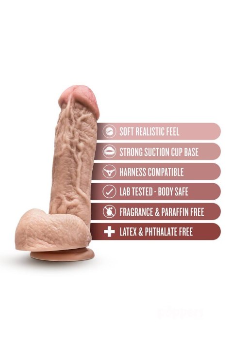 16/4 cm Blush Dr. Skin Mr.D dildo z jądrami i przyssawką